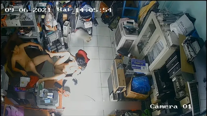 Vợ chồng làm tình nhau trong của củ khoải máy tính