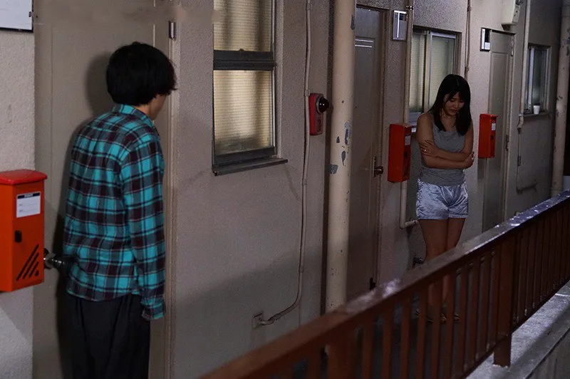 Bí mật vụng trộm với em hotgirl cạnh nhà cãi nhau bị anh xã đuổi ra cửa