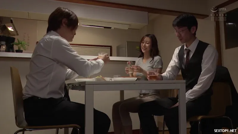 đến nhà tiền bối ở nhờ, hiếp dâm luôn bà xã sếp