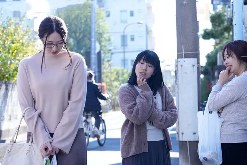 Trả thù mấy mụ gần nhà thường xuyên nói xấu bằng cách “cướp người chồng ả ta”