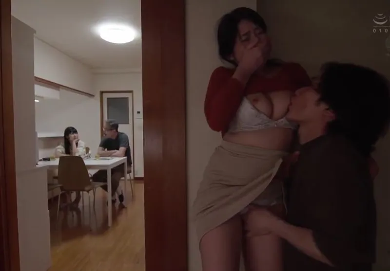 Má trộm nhìn vợ yêu ông xã con gái chịch nào ngờ con rể nhìn thấy