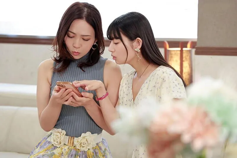 Người phụ nữ có người chồng rủ cô bạn thân cùng vụng trộm với trai trẻ qua mạng