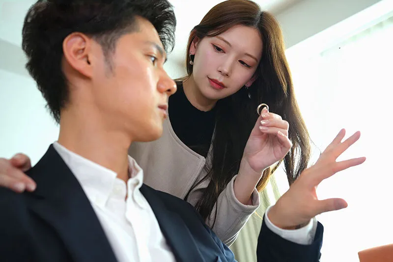 Bà xã đi đi chơi, ông chồng ở nhà bị nhỏ em cô vợ gạ làm tình không trượt phát nào