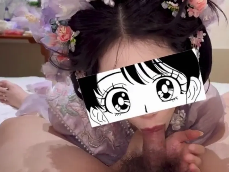 Gái xinh trong bộ đồ bé xinh liếm cây hàng cực đã