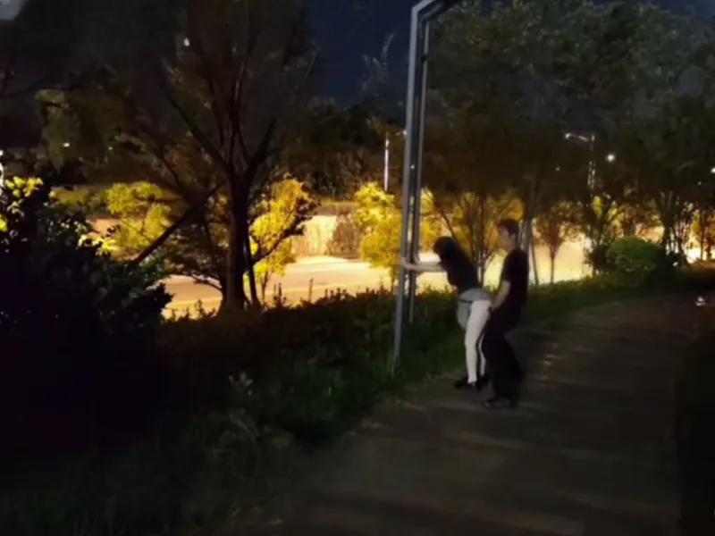 Đôi nam nữ nứng hết phần khi rủ nhau doggy public ngoài chung cư